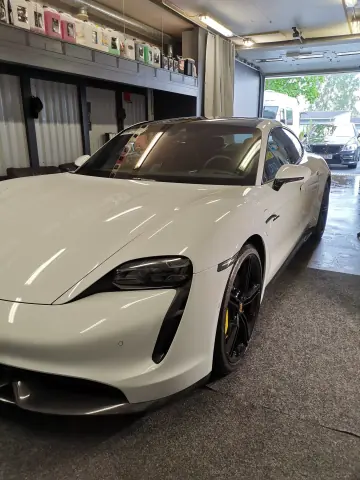 Valkoinen Porsche edestä Ceramikan hallissa
