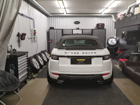 Valkoinen Range Rover takaa Ceramikan hallissa