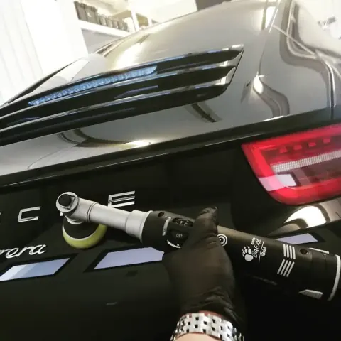 Kiillotuskone Porschen takapuskurin pinnalla