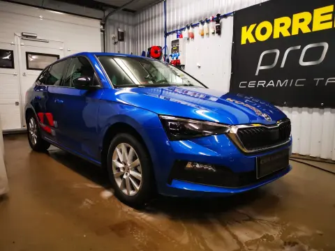 Sininen Skoda edestä ja sivulta Ceramikan hallissa