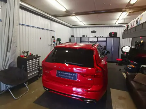 Punainen Volvo katumaasturi takaa Ceramikan hallissa