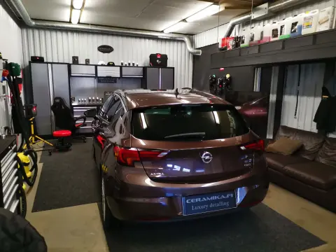 Ruskea Opel Astra takaviistosta Ceramikan hallissa