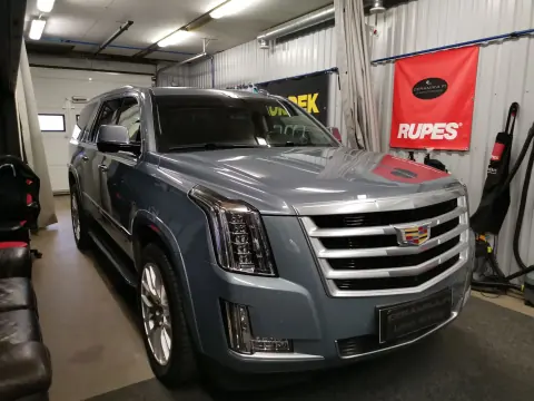 Harmaa Cadillac edestä Ceramikan hallissa